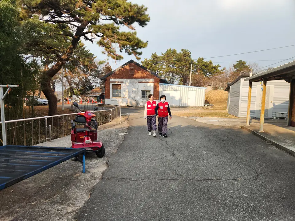 마을로 향하는 봉사자들